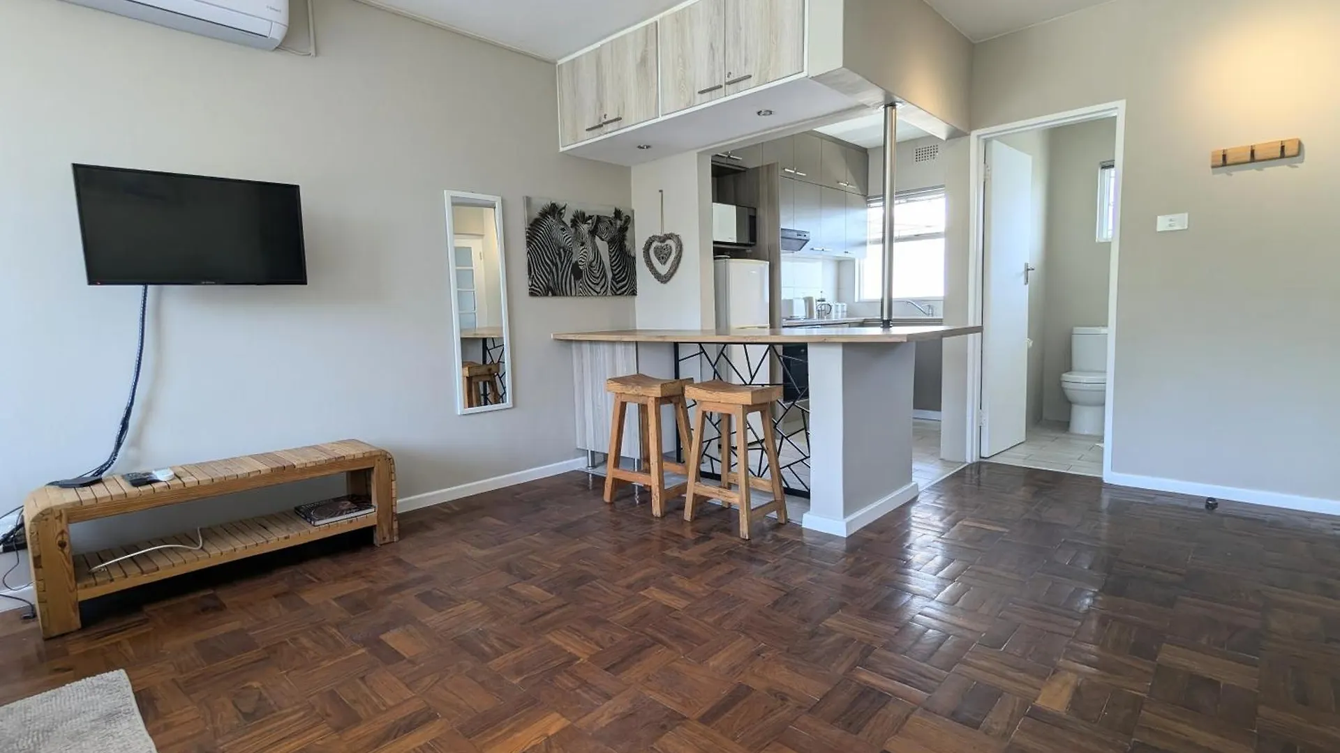 Modern Studio With Balcony & Parking In Gardens Cape Town