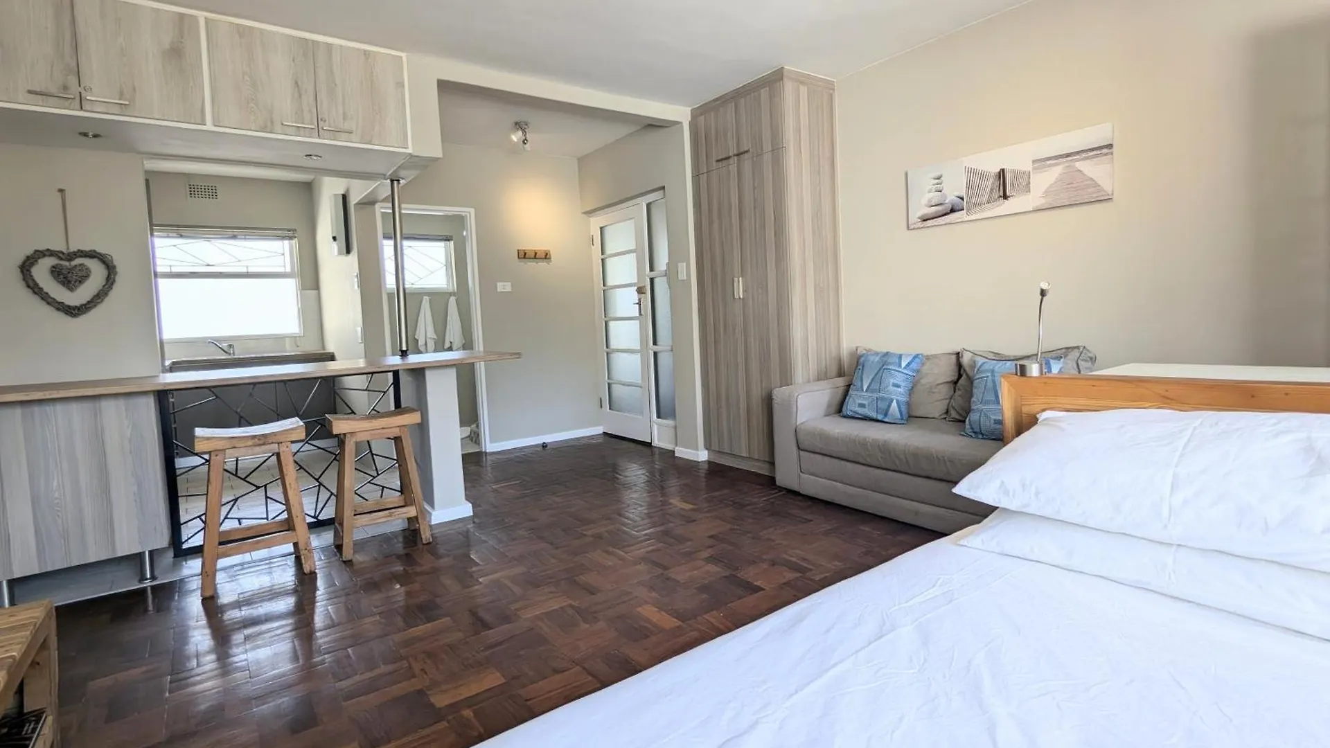 Modern Studio With Balcony & Parking In Gardens Cape Town 0*,  South Africa