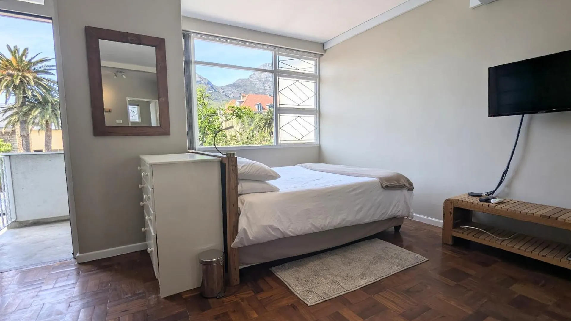 Modern Studio With Balcony & Parking In Gardens Cape Town