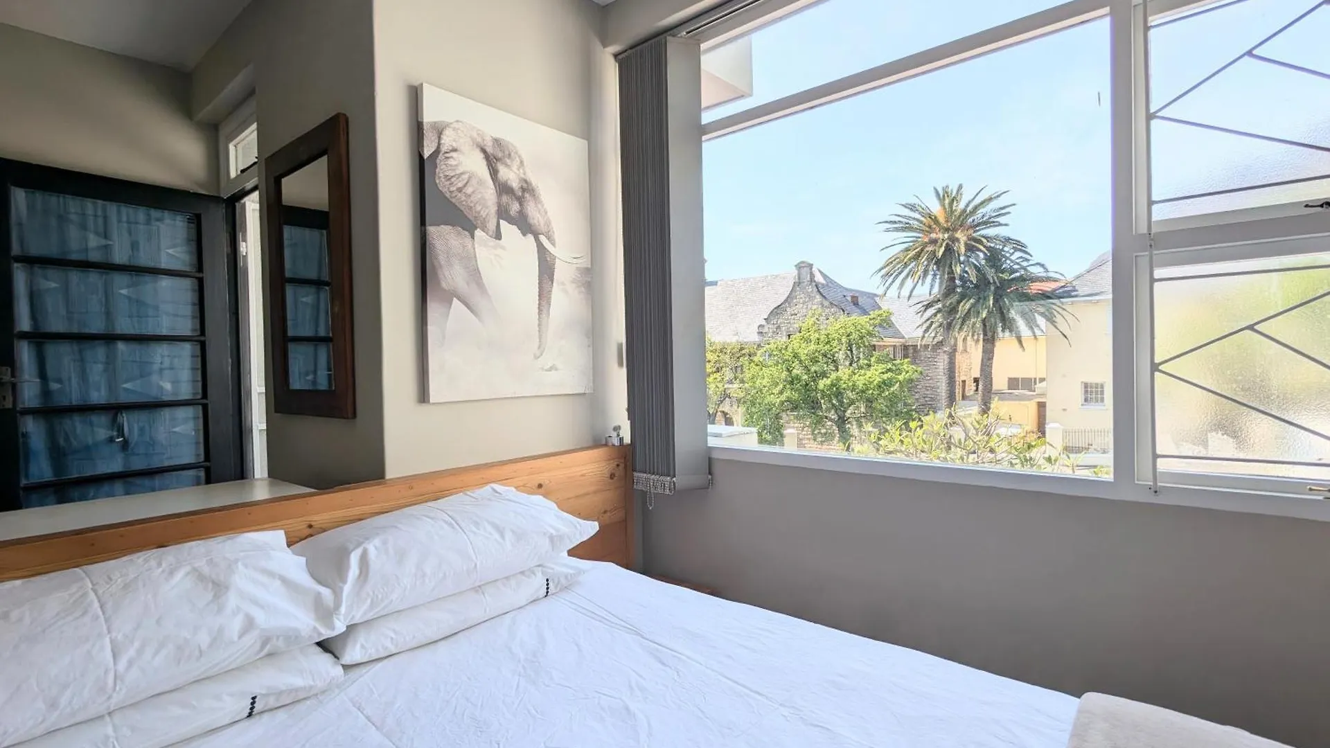 Modern Studio With Balcony & Parking In Gardens Cape Town